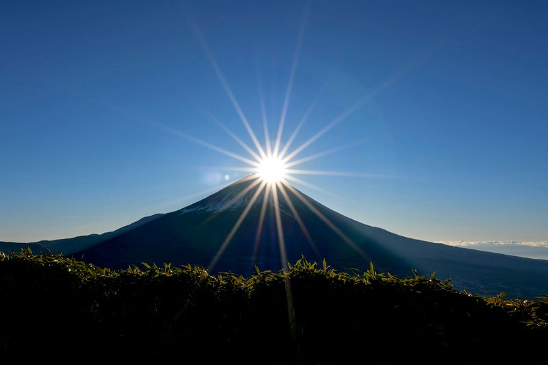 美しい光芒のダイヤモンド富士の写真