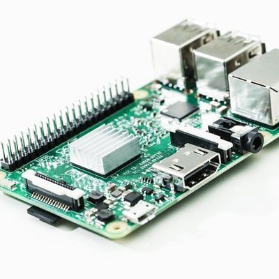Raspberry Pi 3（小型パソコン）の写真