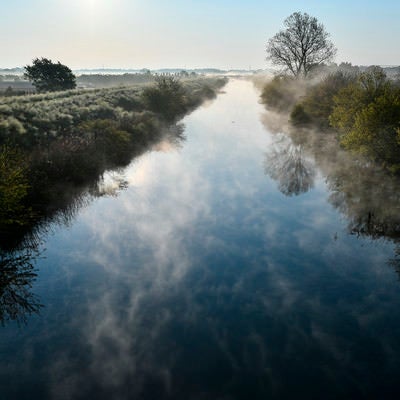 朝靄が沸き立つ川の写真