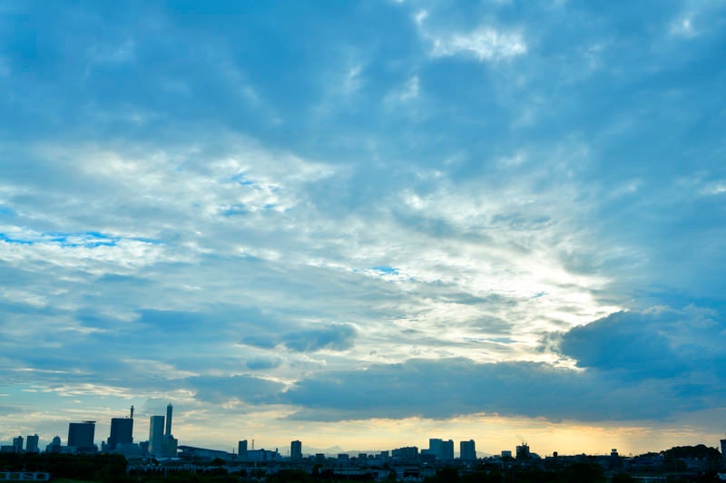 青々しい雲に覆われる新都心の写真