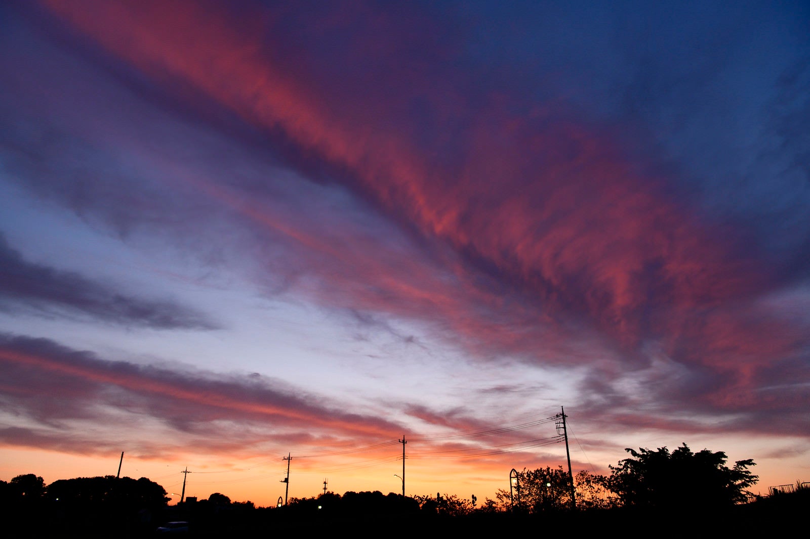 「朝焼けに染まる雲と空」の写真