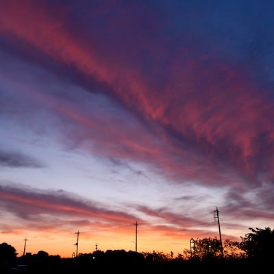 朝焼けに染まる雲と空の写真