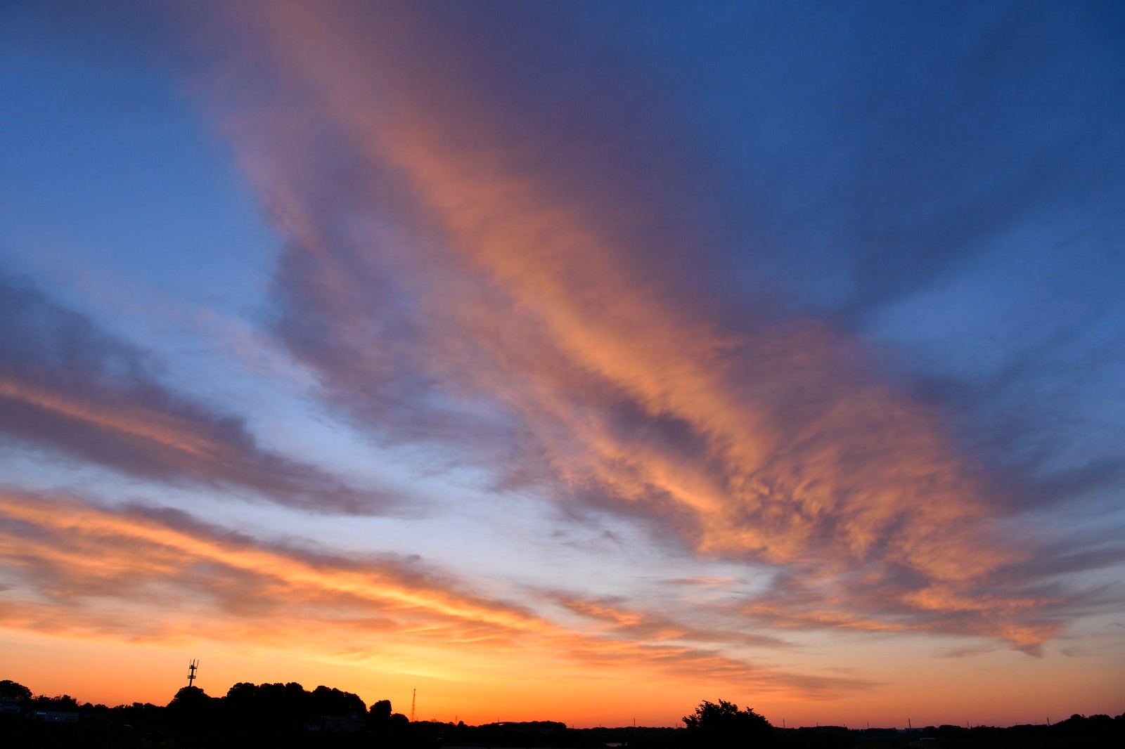「朝焼けに輝くオレンジの雲」の写真