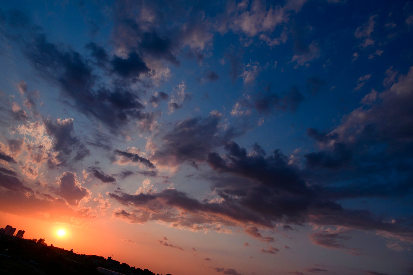 「沈みゆく太陽と騒々しい雲」の写真