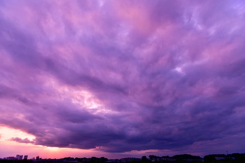 紫色に染まる巨大な雲の写真