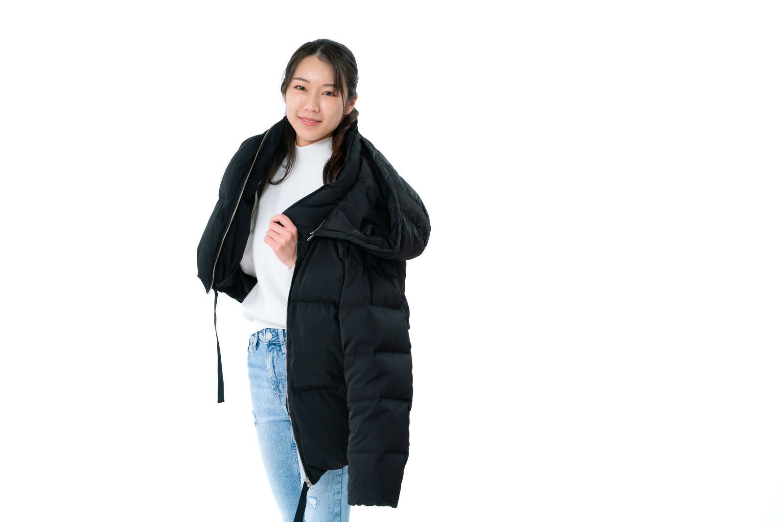 「ジャケットを肩から掛ける女性」の写真［モデル：SAKI］
