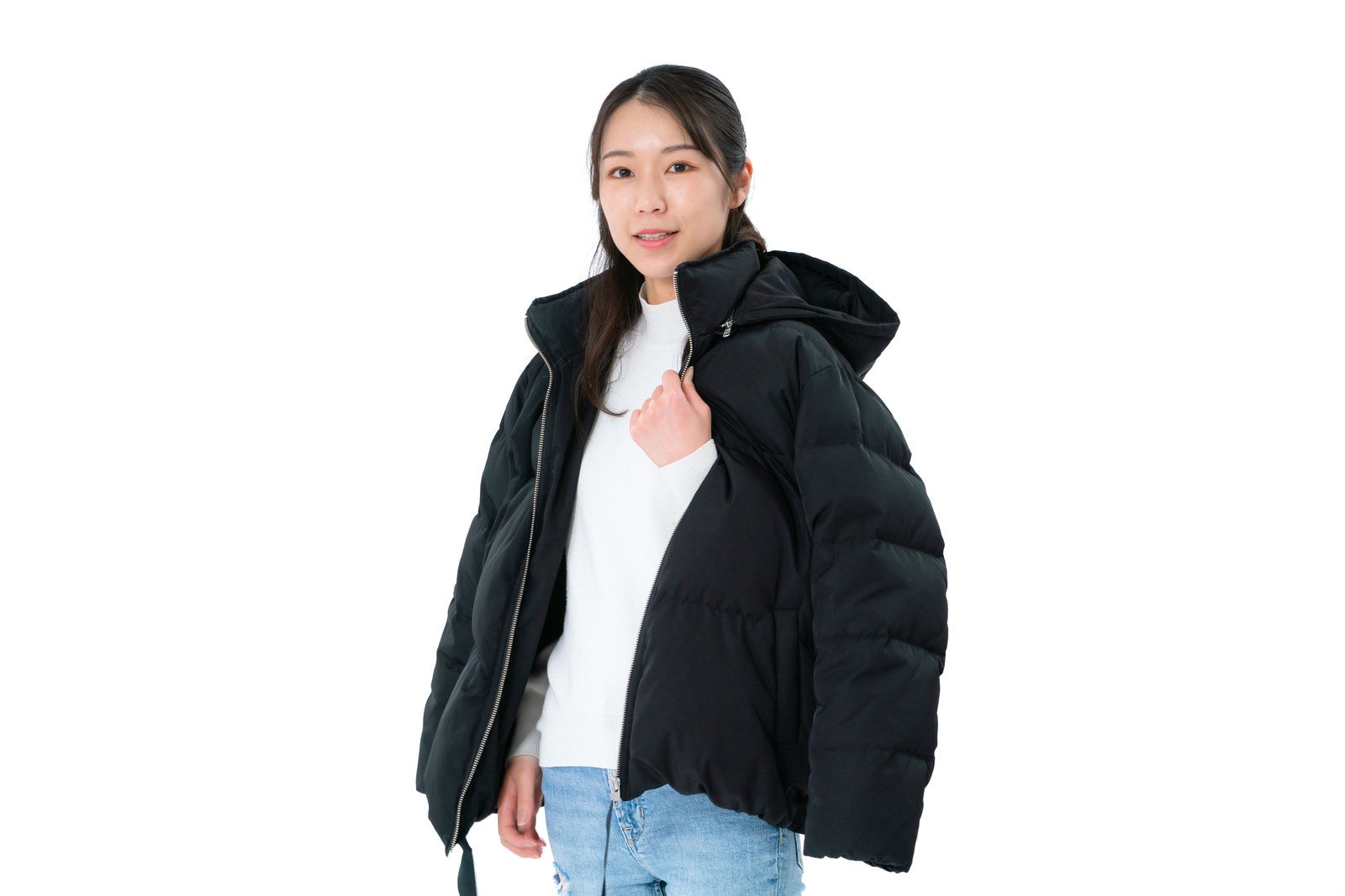 「ダウンジャケットを両肩に掛ける女性」の写真［モデル：SAKI］