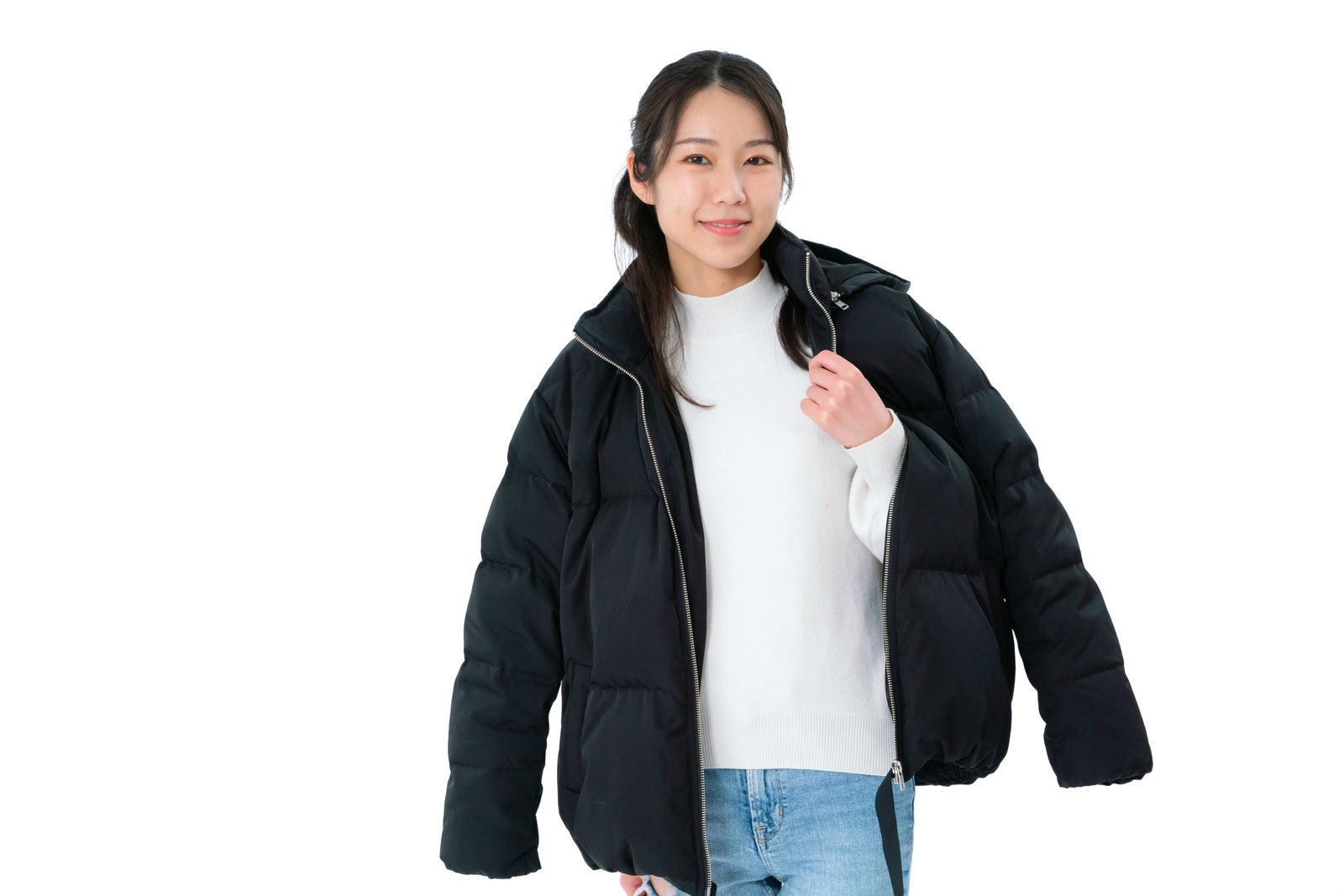 「ダウンジャケットをを試着する女性」の写真［モデル：SAKI］