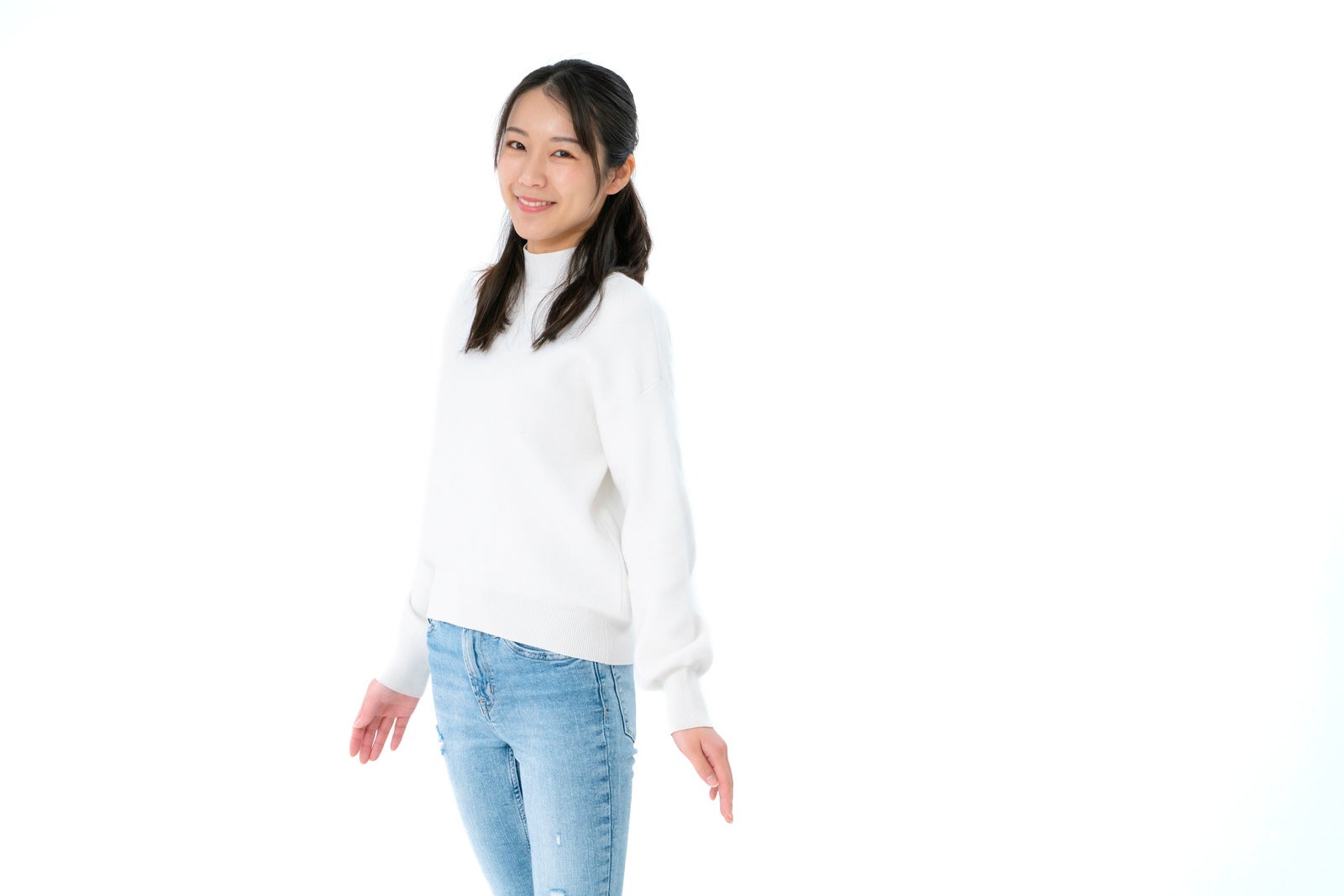 「白色のトップスを着て微笑む女性」の写真［モデル：SAKI］
