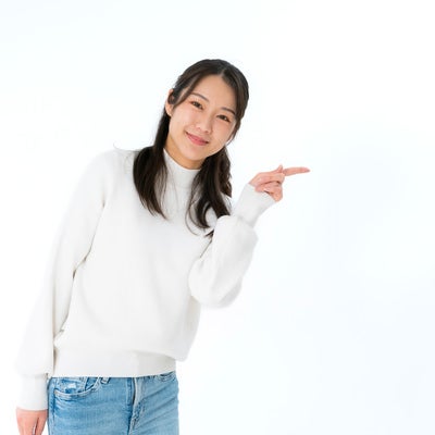 こちらですよと案内する女性の写真