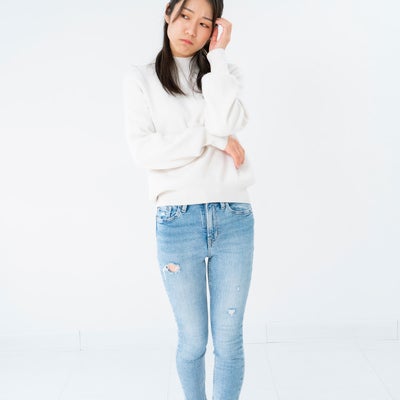 立ち上がって悩む女性の写真