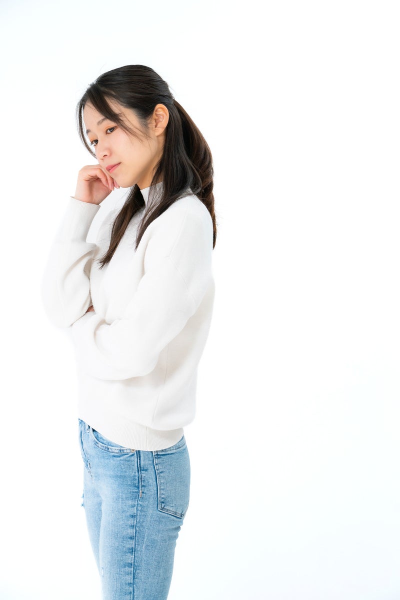 深く困惑して悩む女性のポートレート