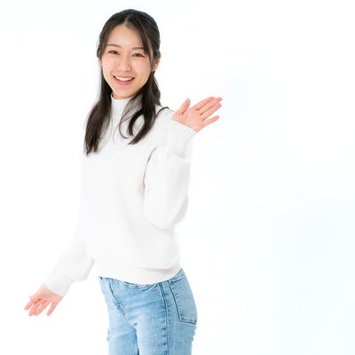 満面の笑みで手を挙げる女性の写真