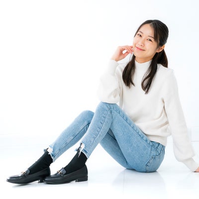床に座る女性の写真