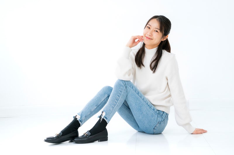 床に座る女性の写真