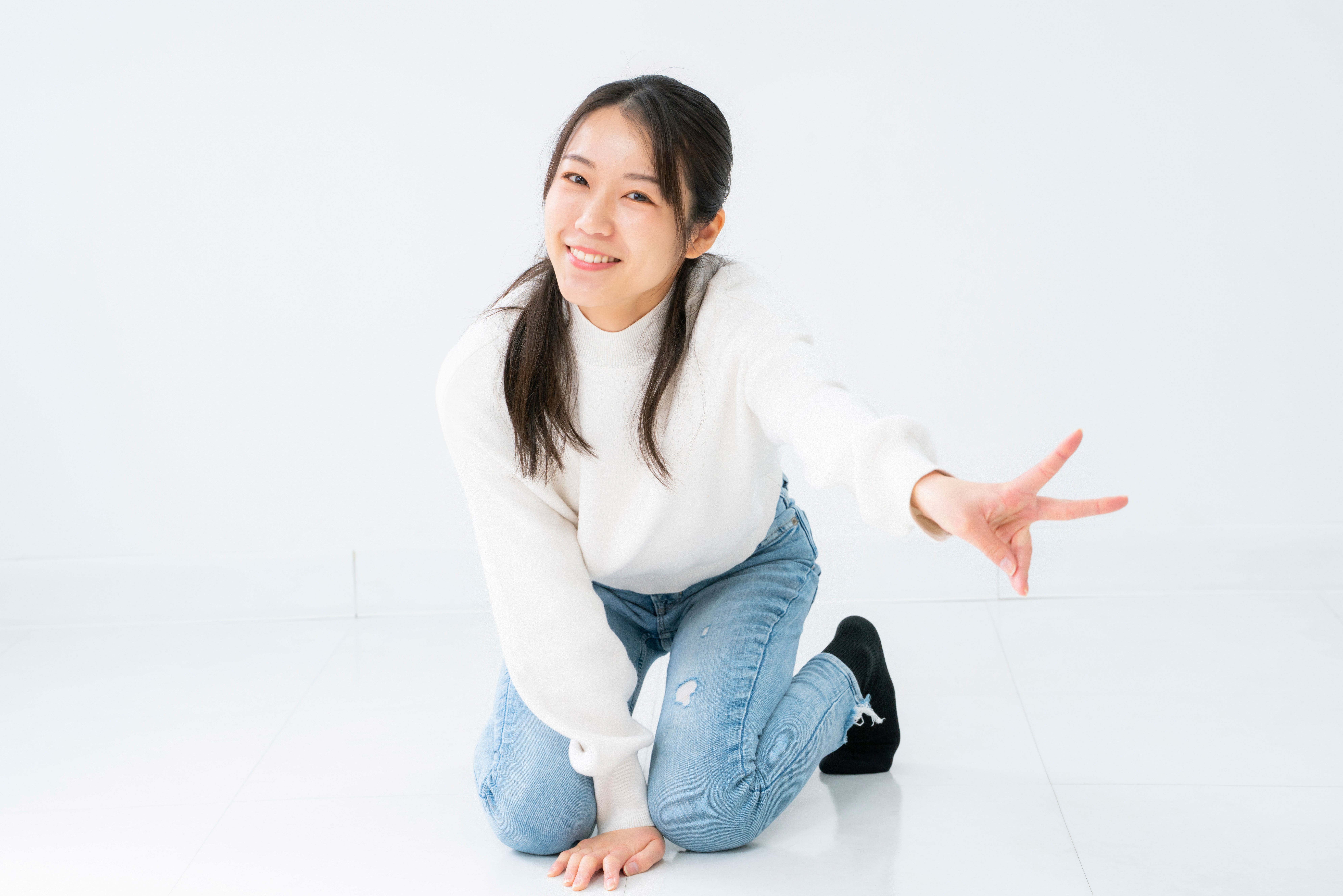 ポラロイド写真 ピースサイン 女性 微笑みながらピースサインを送る女性の無料の写真素材 - ID.84749