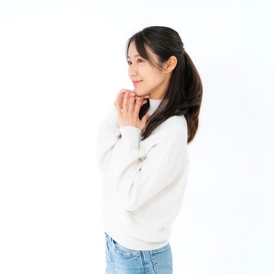 笑みを浮かべる女性の横顔の素材