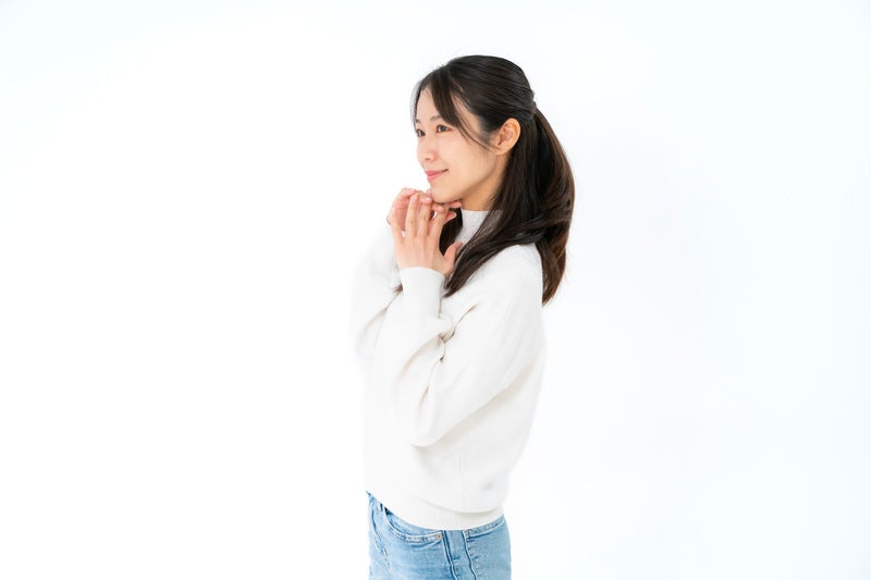 笑みを浮かべる女性の横顔の写真