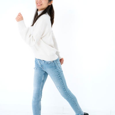 笑顔で歩き出す女性の素材