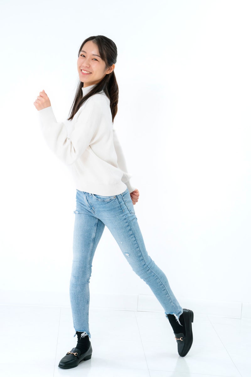 笑顔で歩き出す女性の写真