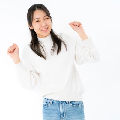 心躍る女性の写真