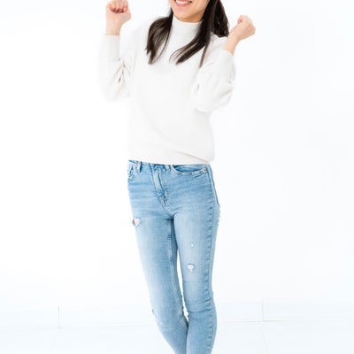 立ち上がって大はしゃぎする女性の写真
