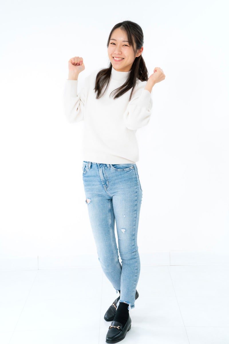 「立ち上がって大はしゃぎする女性」の写真［モデル：SAKI］