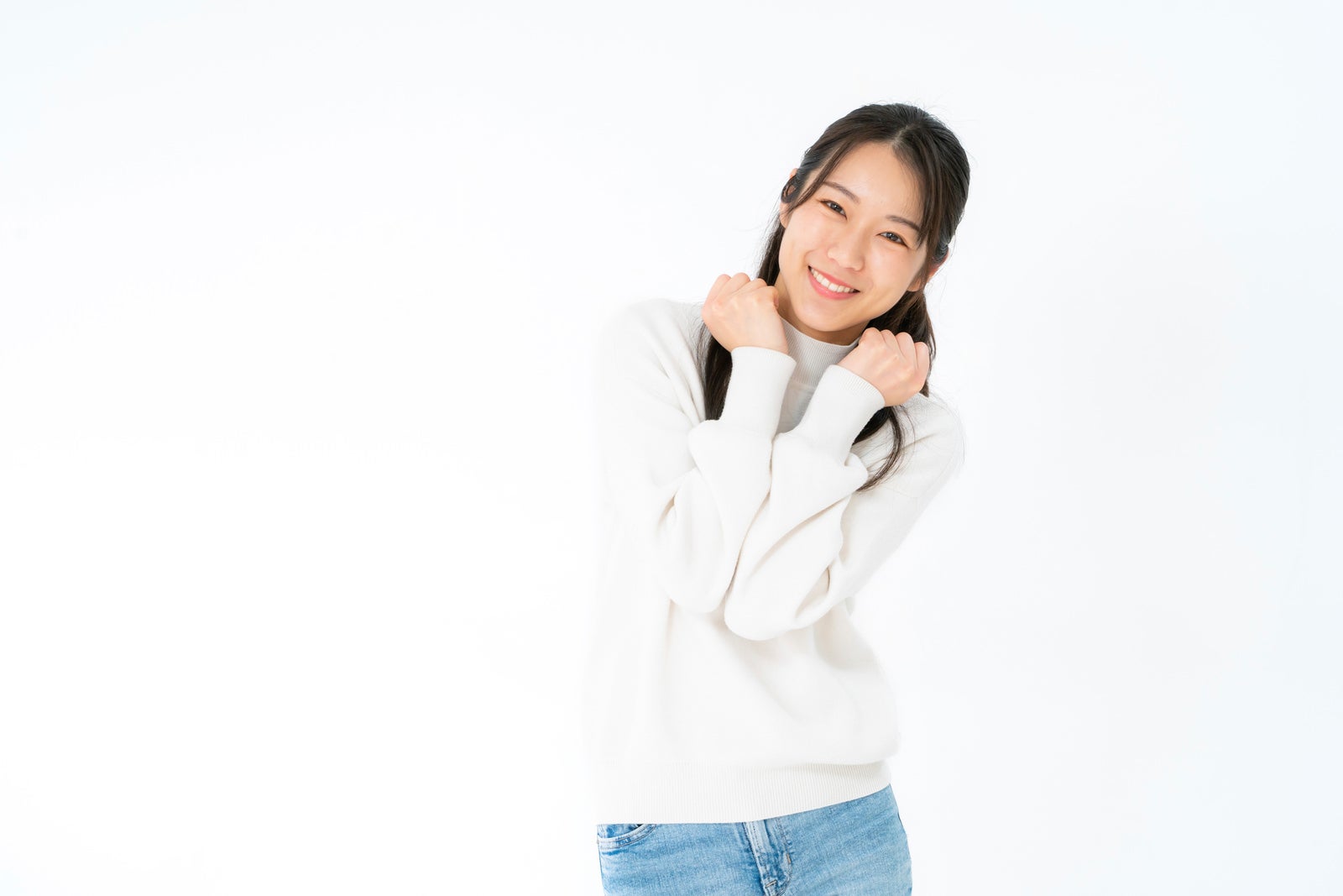 「笑顔でぶりっ子ポーズの女性」の写真［モデル：SAKI］