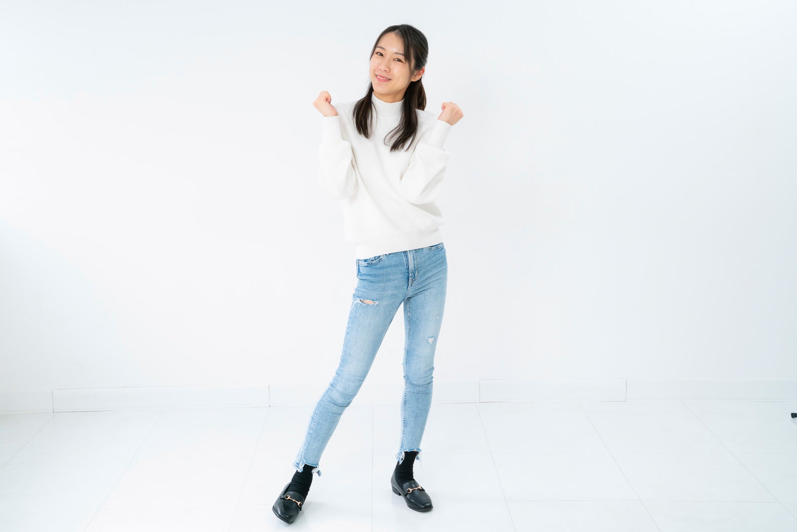 「脇を閉めてルンルン気分の女性」の写真［モデル：SAKI］