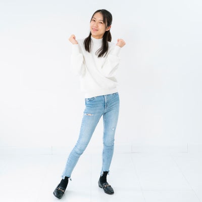 脇を閉めてルンルン気分の女性の写真