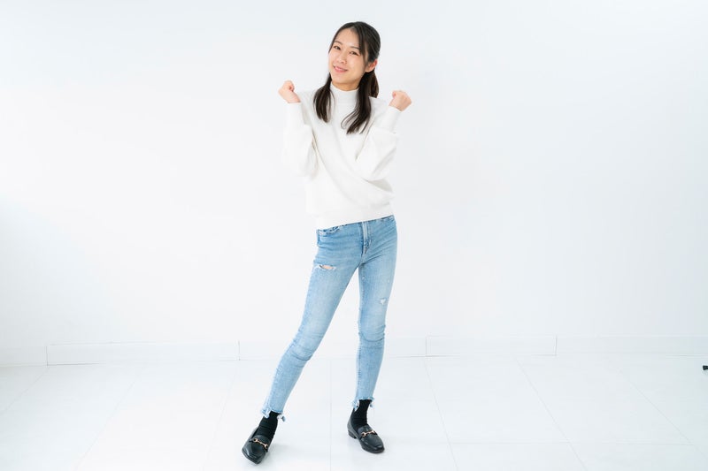 脇を閉めてルンルン気分の女性の写真