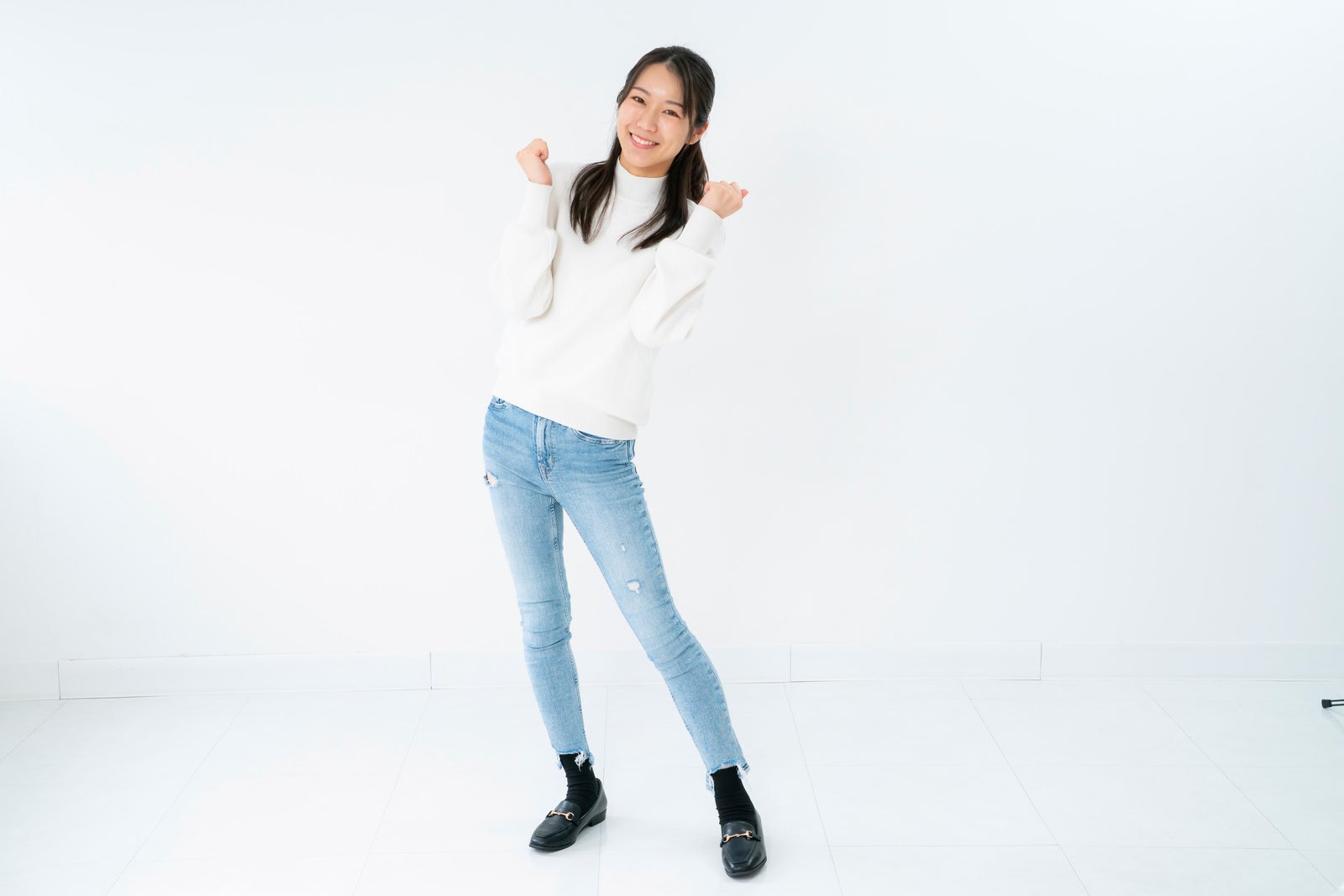 脇を閉めてガッツポーズする女性 photo [Model: SAKI]