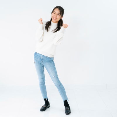 脇を閉めてガッツポーズする女性の写真