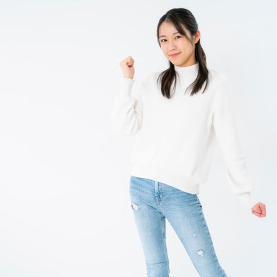 ガッツポーズで笑顔を見せる女性の写真