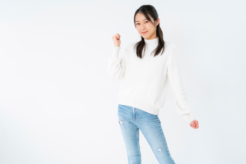 ガッツポーズで笑顔を見せる女性