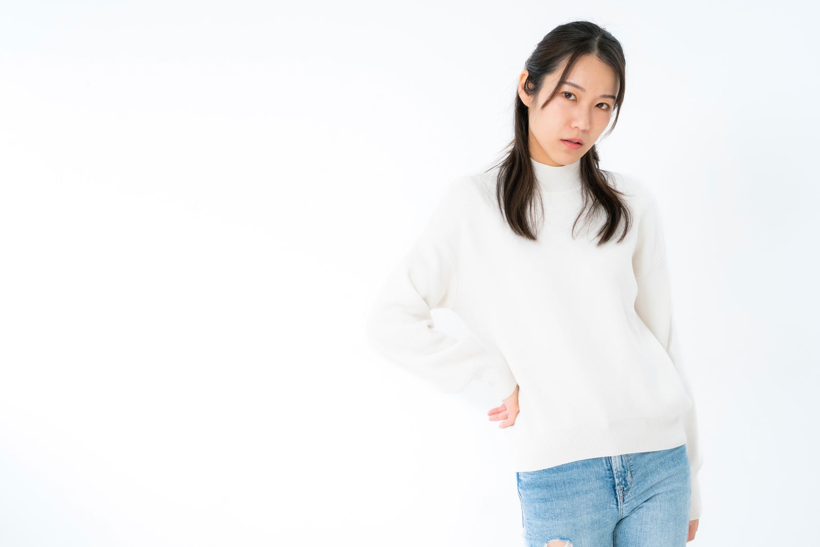 「不機嫌な表情で睨みつける女性」の写真［モデル：SAKI］