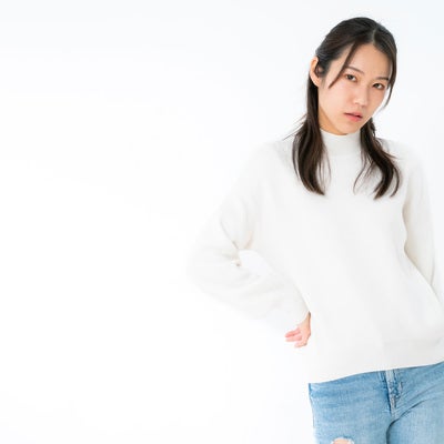 不機嫌な表情で睨みつける女性の写真