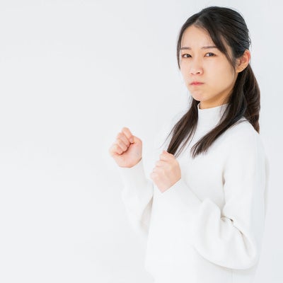 拳を握っていじける女性の素材