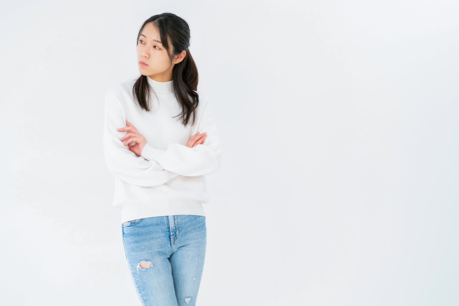 「腕を組んでそっぽを向く女性」の写真［モデル：SAKI］