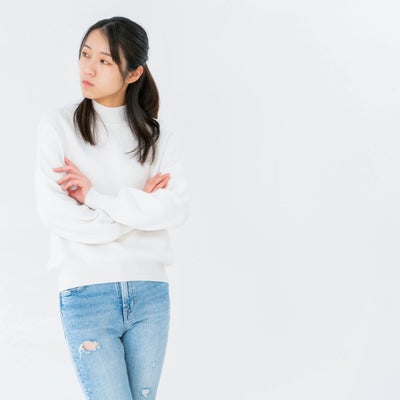 腕を組んでそっぽを向く女性の写真