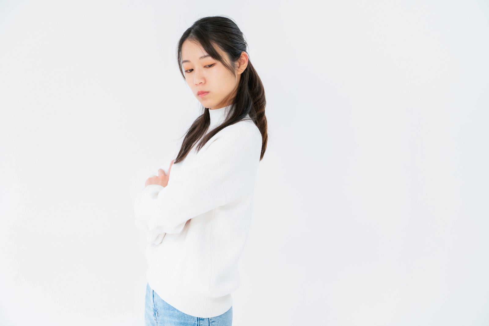 「腕を組んで目をそらす女性」の写真［モデル：SAKI］