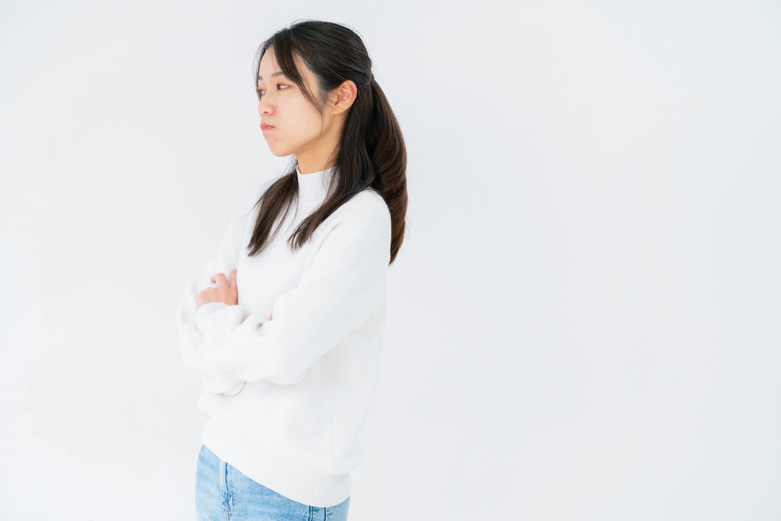 「腕組みしてそっぽを向く女性」の写真［モデル：SAKI］