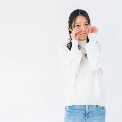 ウソ泣きする女性の写真