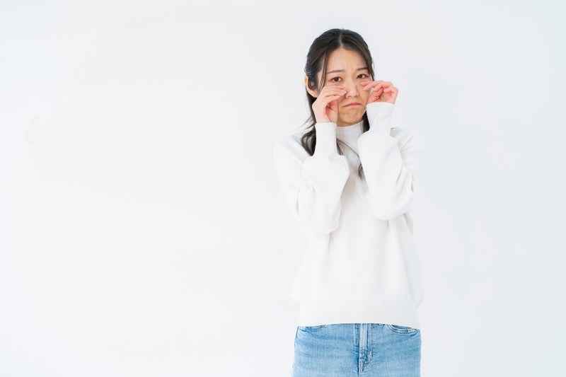 ウソ泣きする女性の写真