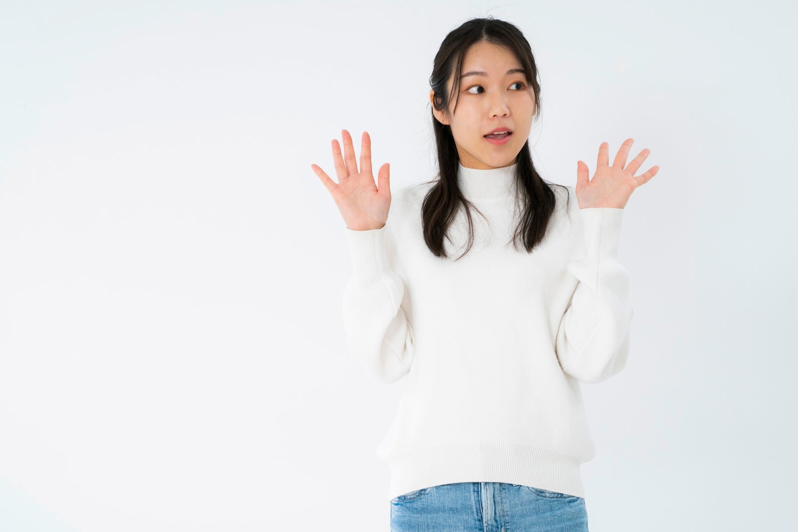 「手を広げて仰天する女性」の写真［モデル：SAKI］