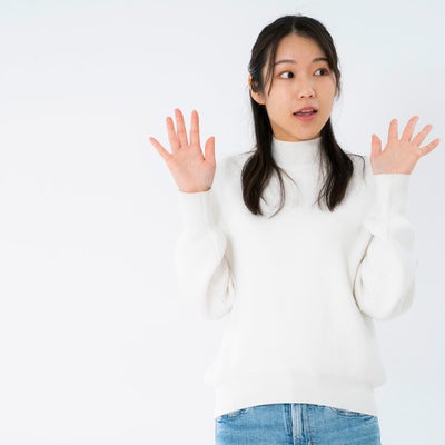 手を広げて仰天する女性の写真