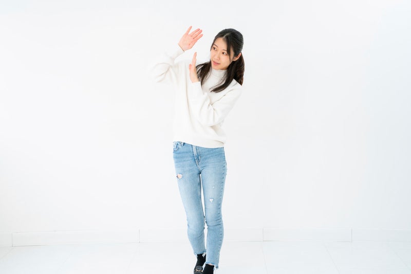 両手でガードする女性の写真