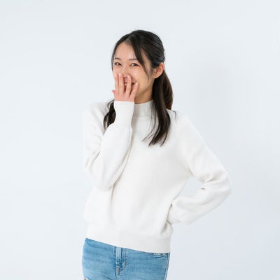 口を押えてクスクス笑いする女性の写真