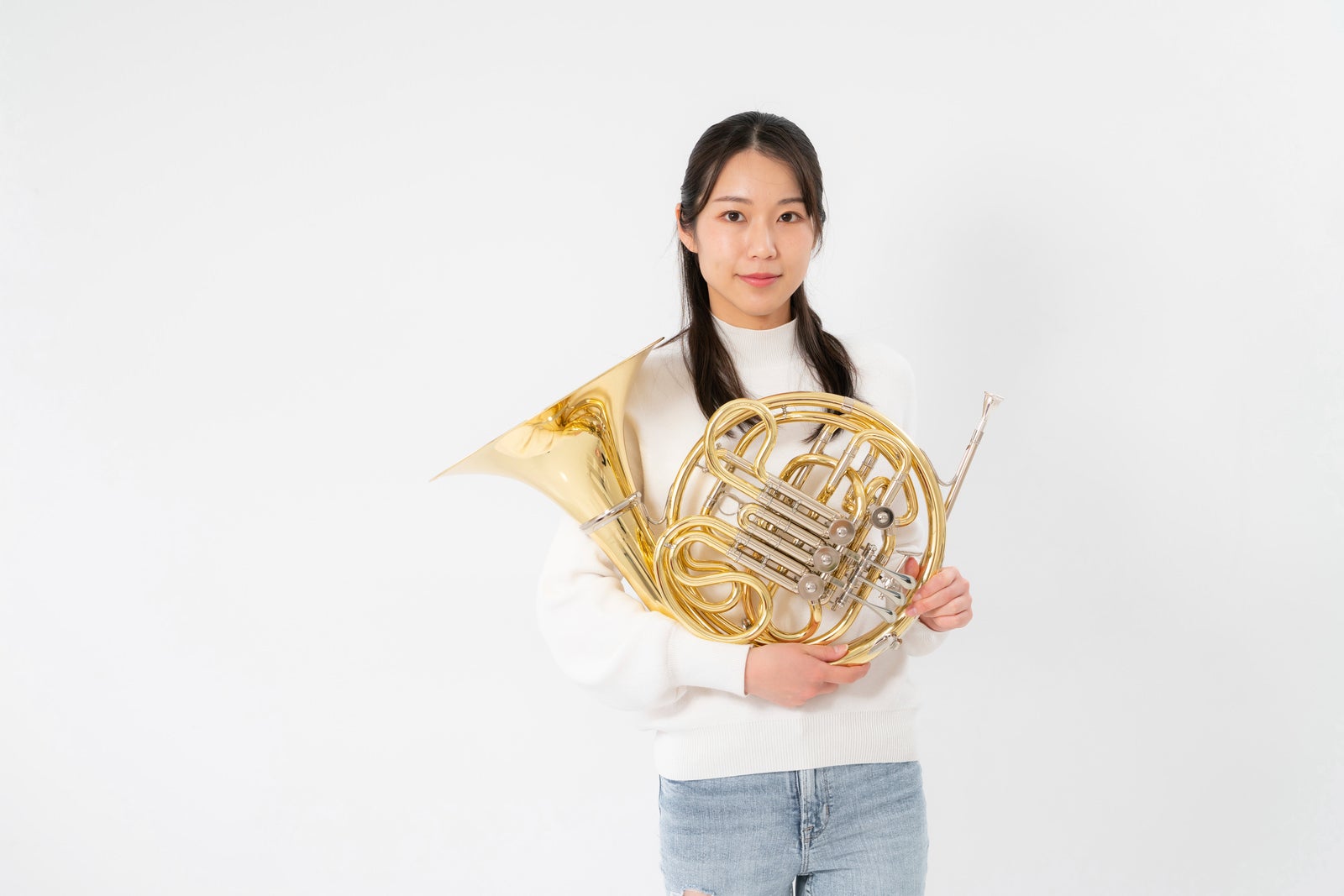 「ホルンを手に持つ女性」の写真［モデル：SAKI］
