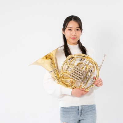 ホルンを手に持つ女性の写真
